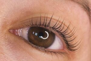 Die besten Wimpernlifting- und Laminierungssets für zu Hause